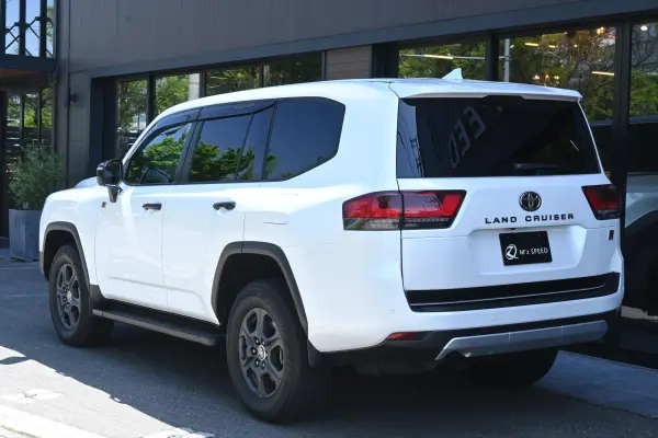 2025 Toyota Landrcuiser 300 — photo 2