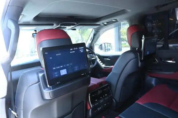 2025 Toyota Landrcuiser 300 — photo 3