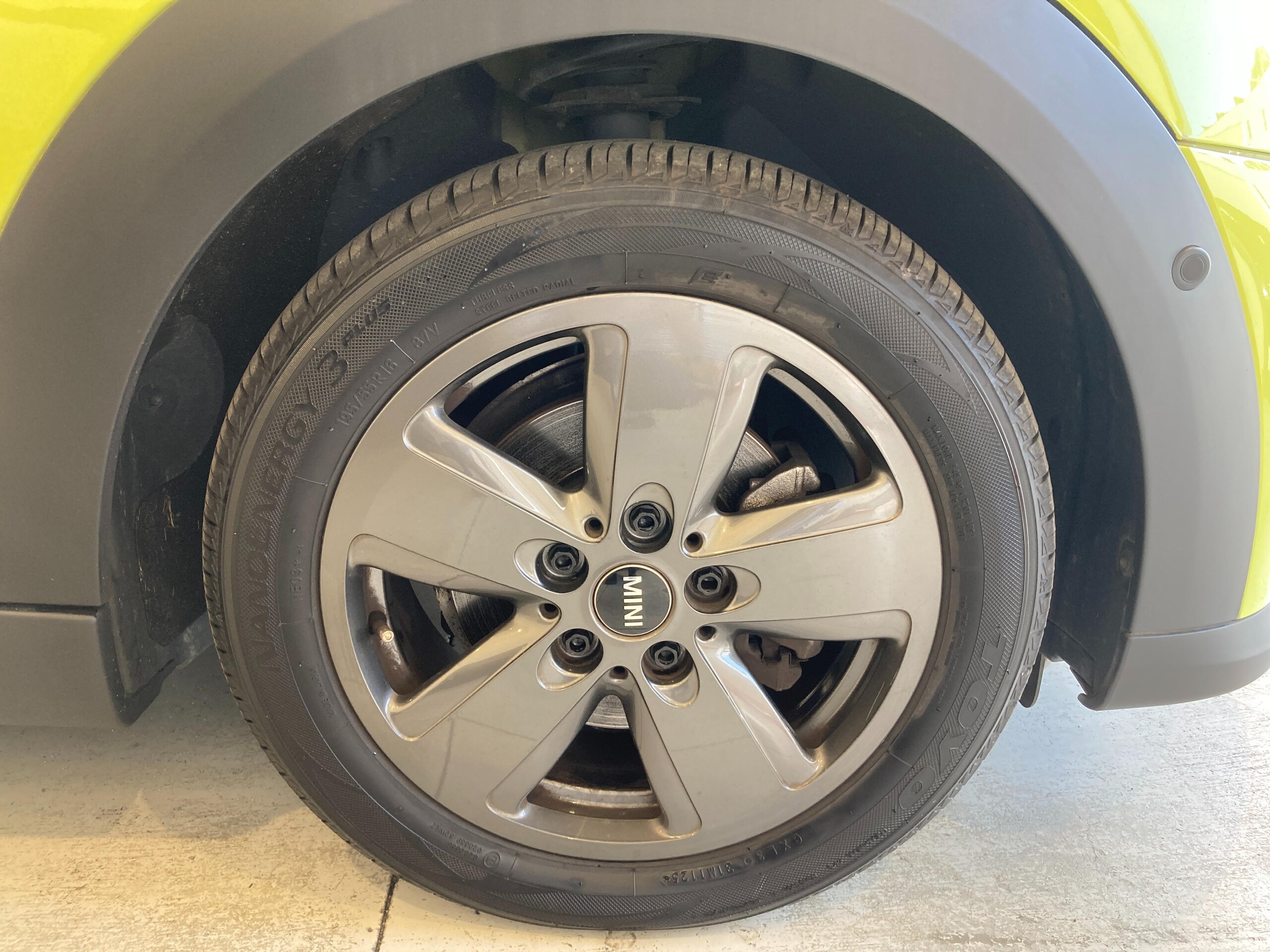 Mini Cooper D 5-Door DCT with Half Leather Seats, Display Audio, Apple CarPlay, Bluetooth, USB, Backup Camera, ETC, Cruise Control, Intelligent Safety, Parking Assist, PDC Auto Start, LED Headlamps, UK Tail (Zesty Yellow Solid) — photo 9