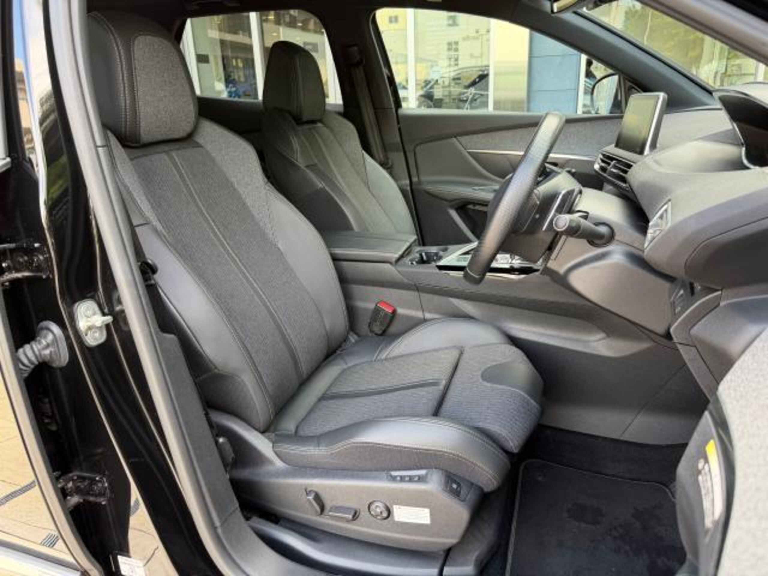 Peugeot 3008 GT Line Certified Used Car with 1-Year First Class Warranty (Perla Nera Black) — photo 7