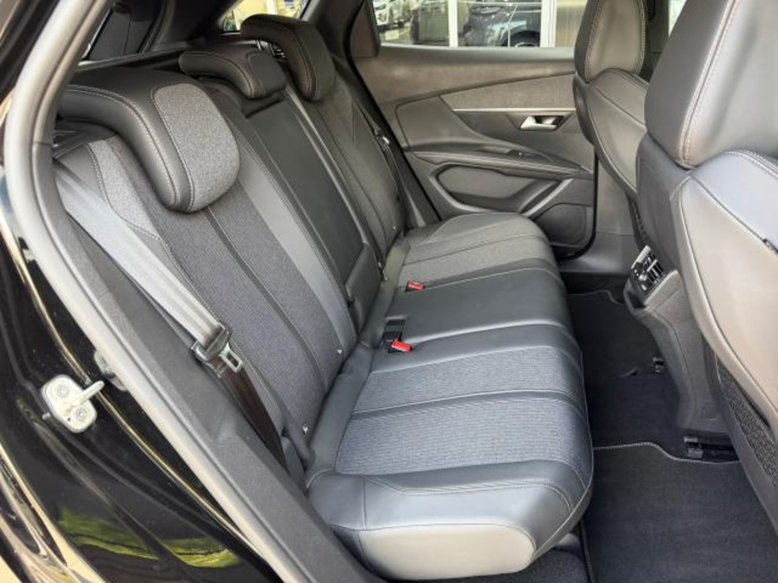 Peugeot 3008 GT Line Certified Used Car with 1-Year First Class Warranty (Perla Nera Black) — photo 8