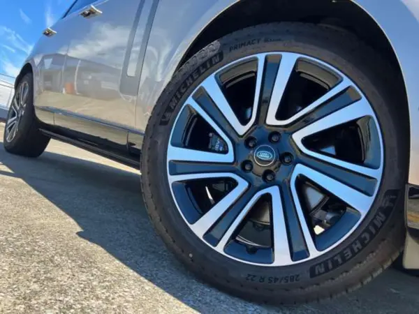 Land Rover Range Rover SE 3.0L D350 Standard Wheelbase Diesel Turbo 4WD 1 Owner Heated & Cooled Seats Power Side Steps 22-inch Style 7023 Gloss Black Wheels Head-Up Display Extended Leather Upgrade ClearSight Interior Rearview Mirror (Gold) — photo 7