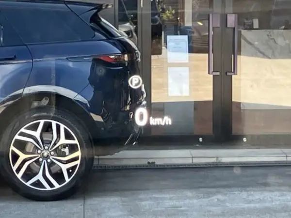 Land Rover Range Rover SE 3.0L D350 Standard Wheelbase Diesel Turbo 4WD 1 Owner Heated & Cooled Seats Power Side Steps 22-inch Style 7023 Gloss Black Wheels Head-Up Display Extended Leather Upgrade ClearSight Interior Rearview Mirror (Gold) — photo 9