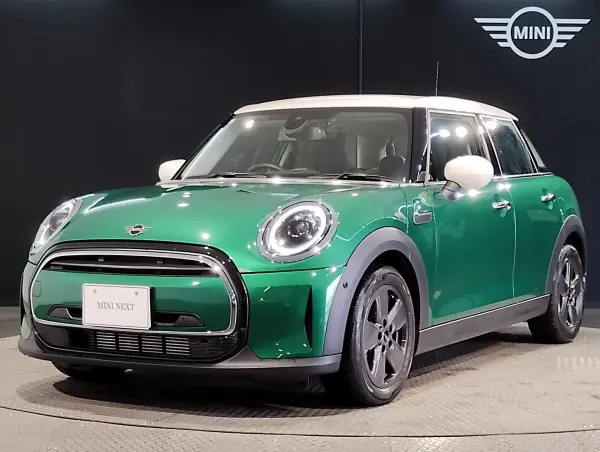 Mini Cooper D 5-Door Premium Plus Package DCT One Owner Leatherette Seats Seat Heater Active Cruise Control Apple CarPlay Comfort Access Genuine 16-inch AW Seat Heater Mirror-type ETC LED Headlights Backup Camera (British Racing Green)