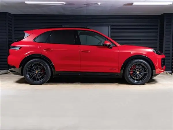 2024 Porsche Cayenne — photo 2