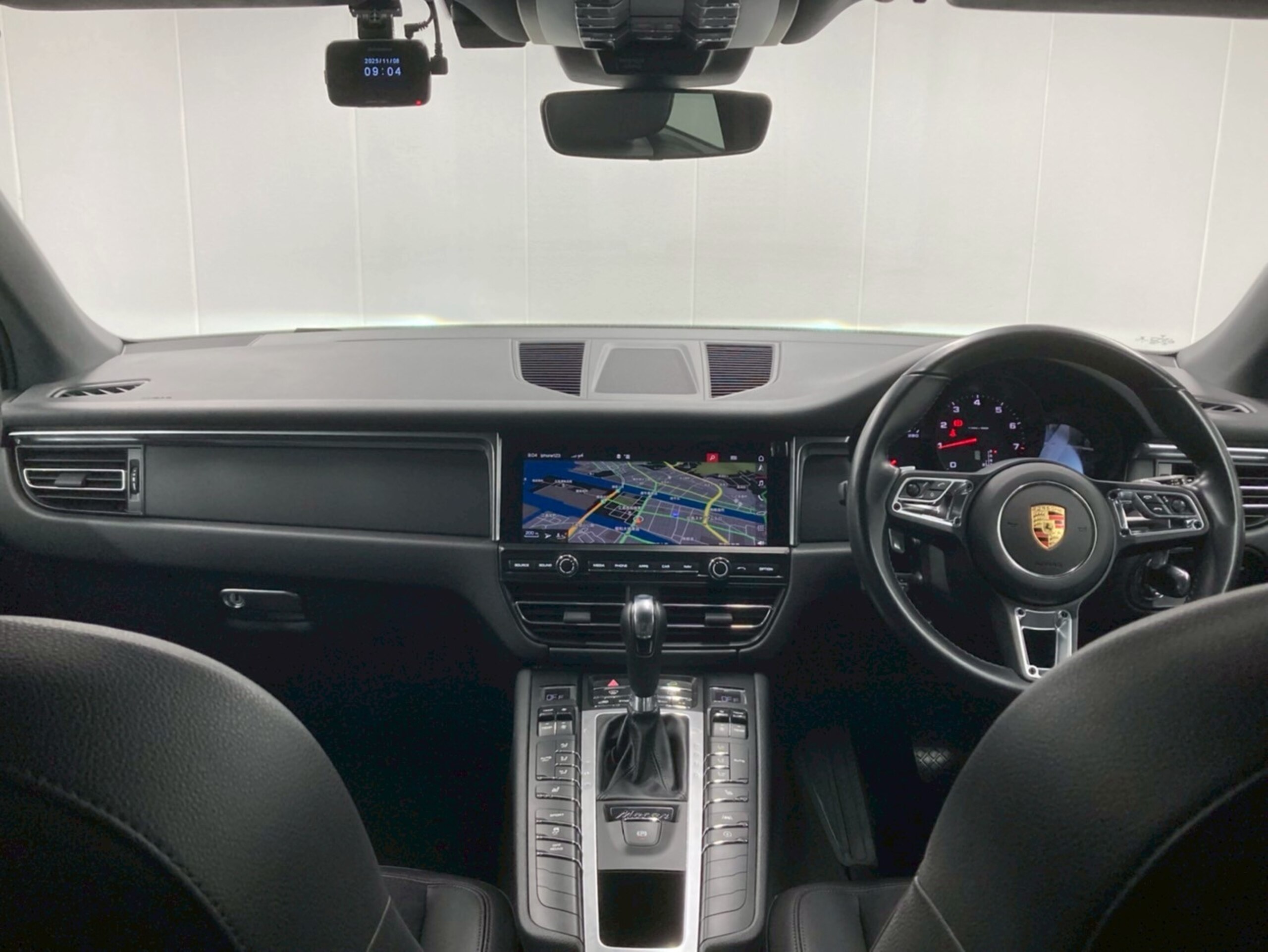2021 Porsche Macan — photo 2
