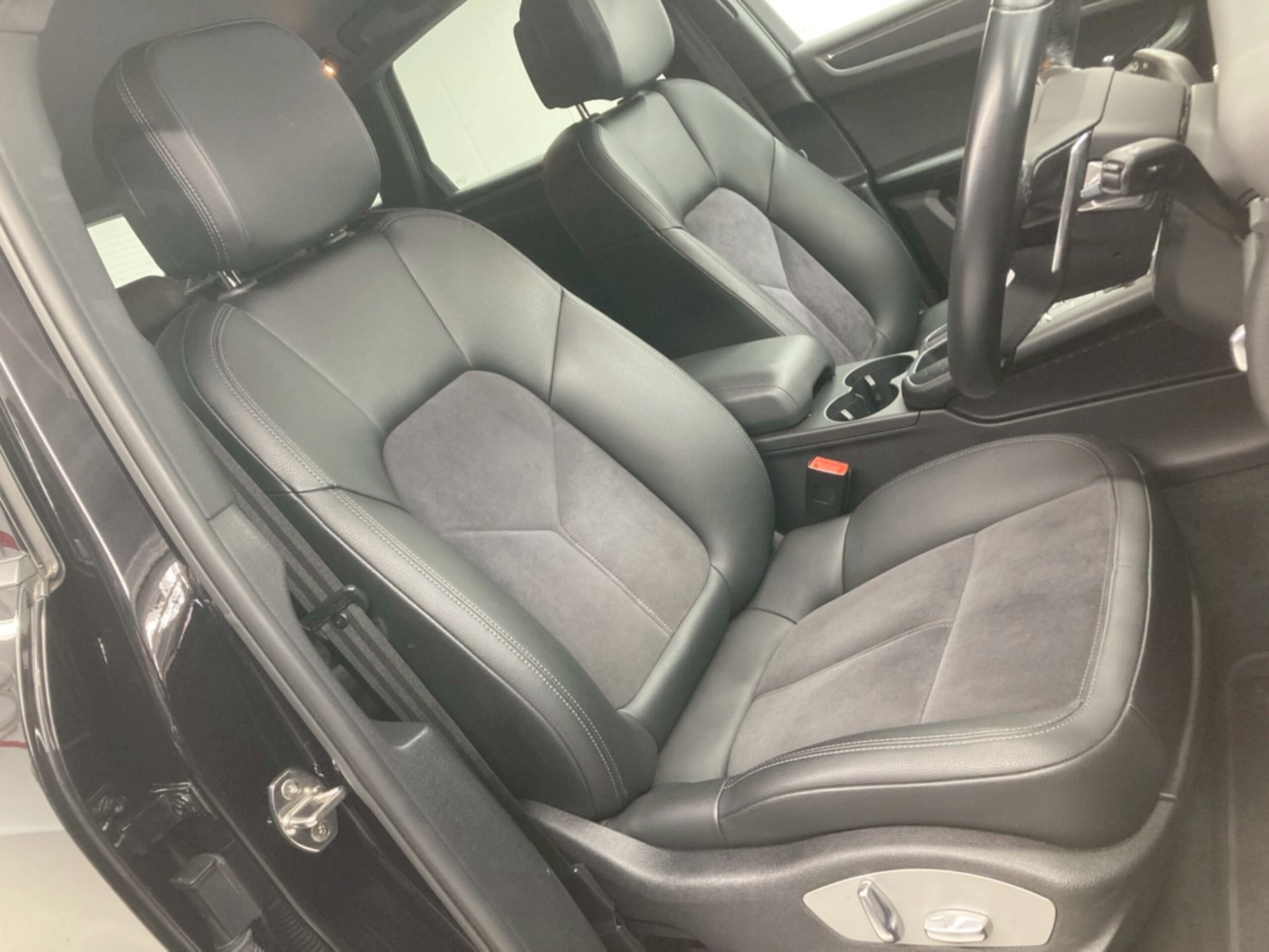 2021 Porsche Macan — photo 3