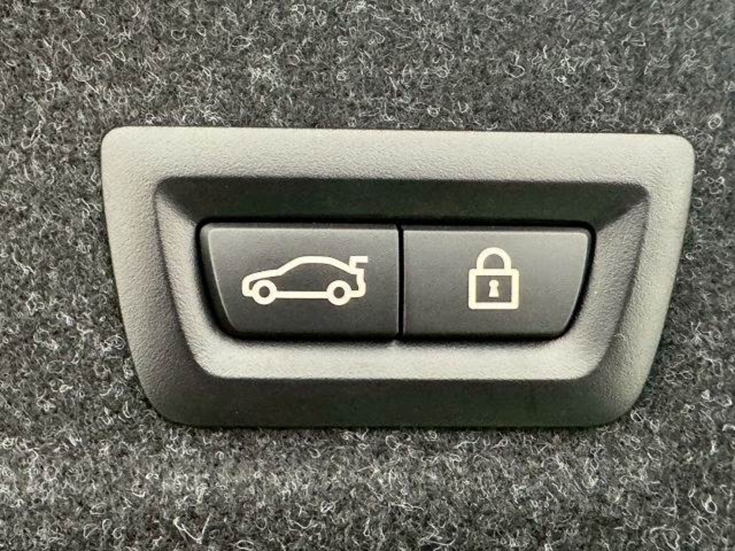 BMW 3 Series 320d xDrive M Sport Diesel Turbo 4WD Black Leather/Apple CarPlay/Head-Up Display/Power Tailgate/Blind Spot Monitor/Backup Camera/Seat Heaters/Radar Cruise/Clearance Sonar/Power Seats/Wireless Charging/Genuine Aluminum Wheels (White) — photo 7