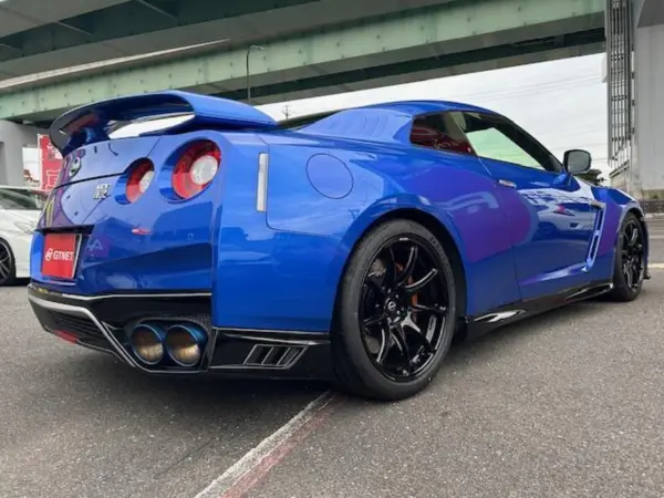2022 Nissan Gt-r — photo 2