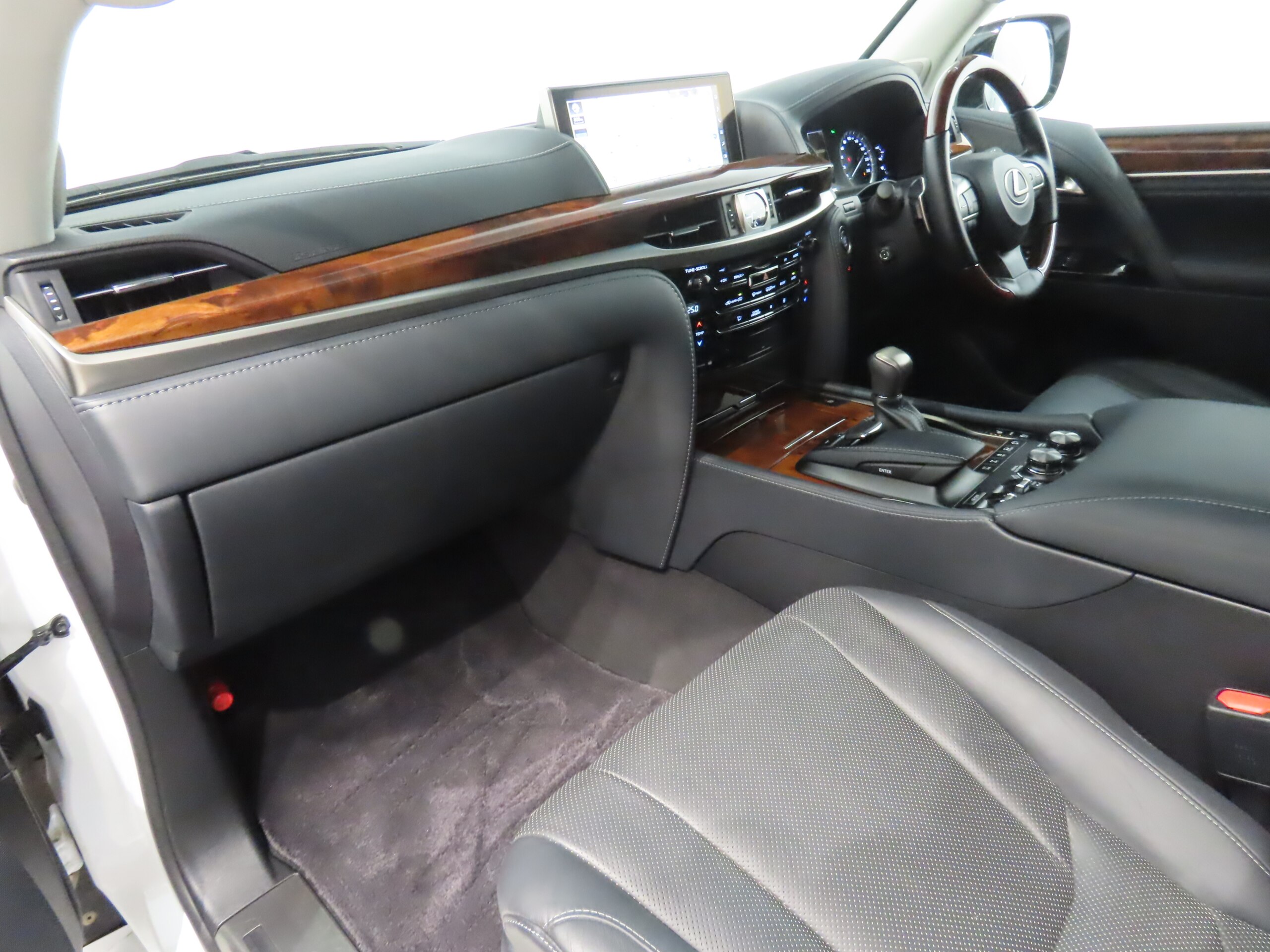 Lexus LX 570 4WD CPO Certified Used Car — photo 7