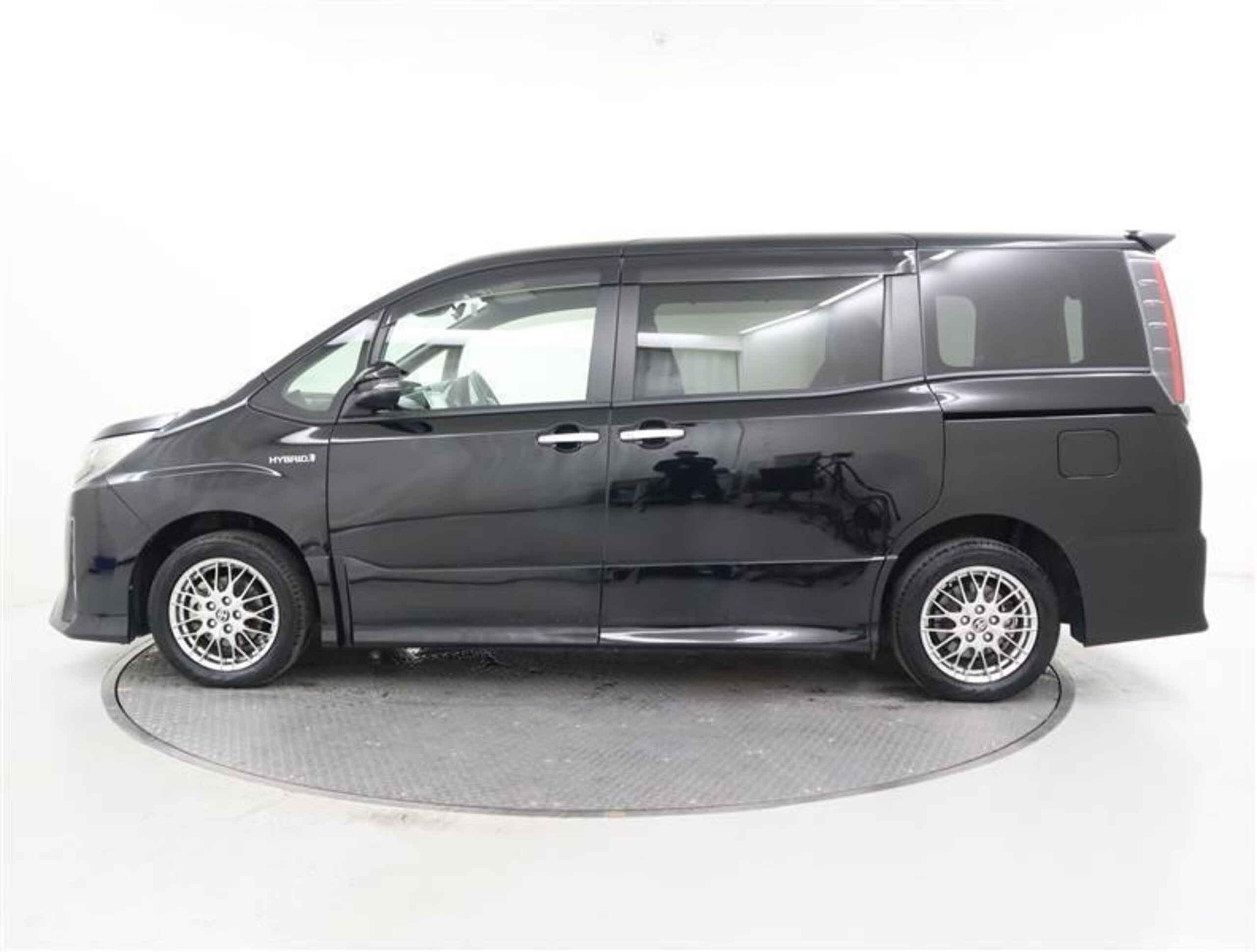 2019 Toyota Noah — photo 3