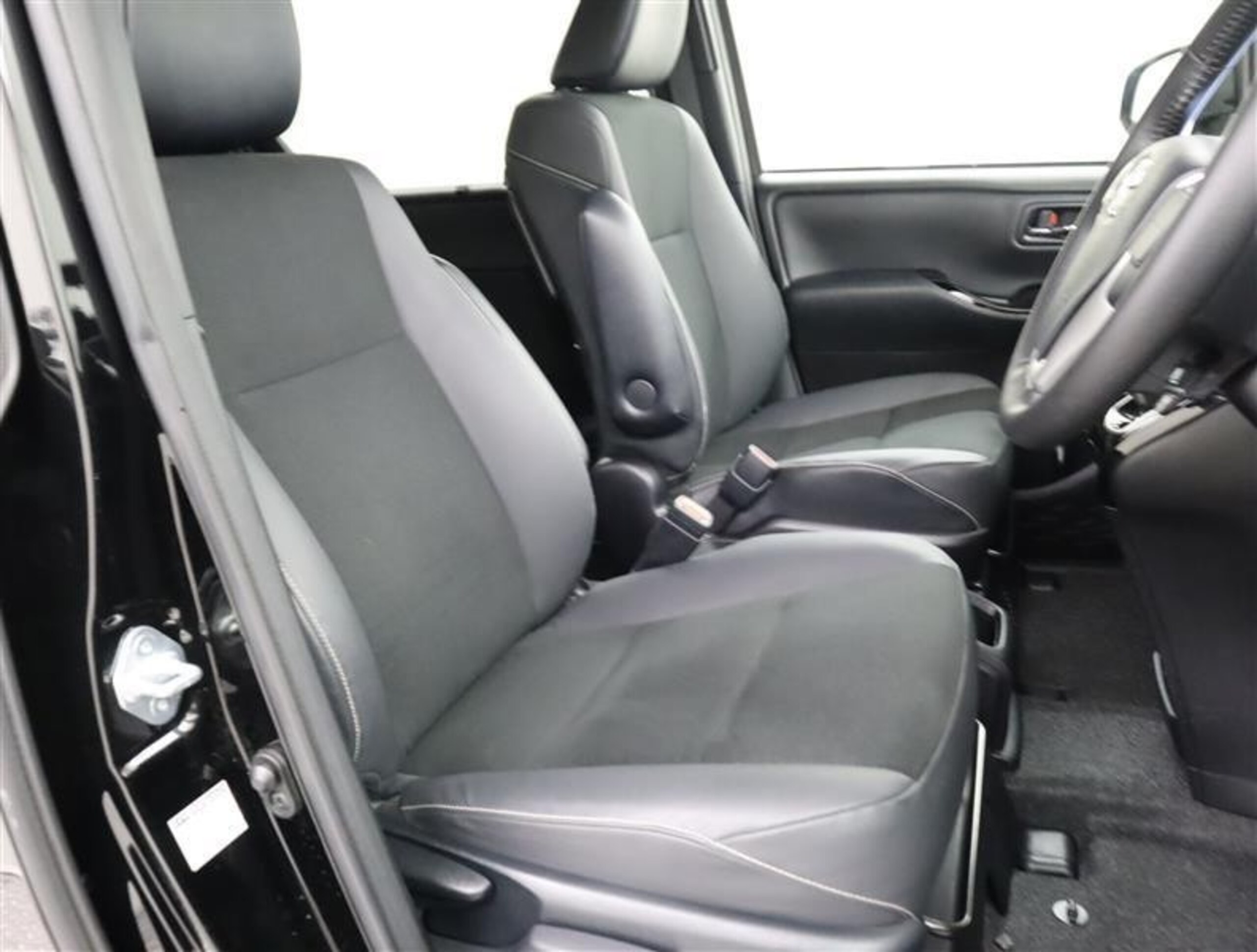 Toyota Noah 1.8 Hybrid Si WxBII — photo 8