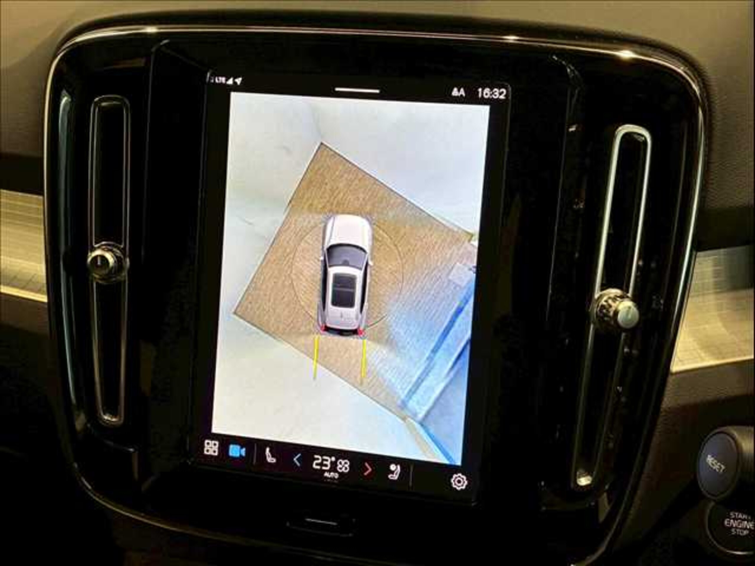 2022 Volvo Xc40 — photo 3