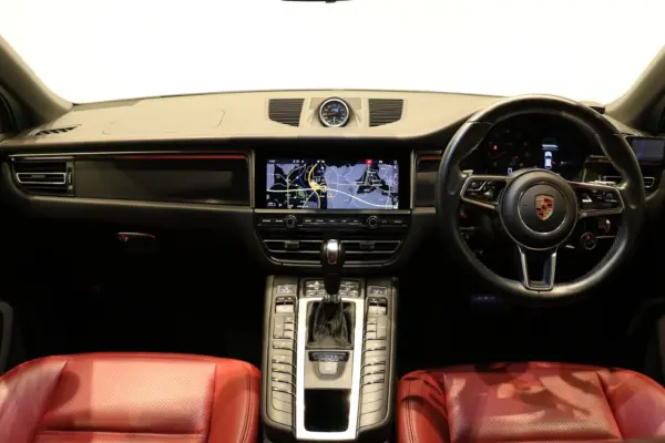 2020 Porsche Macan — photo 2