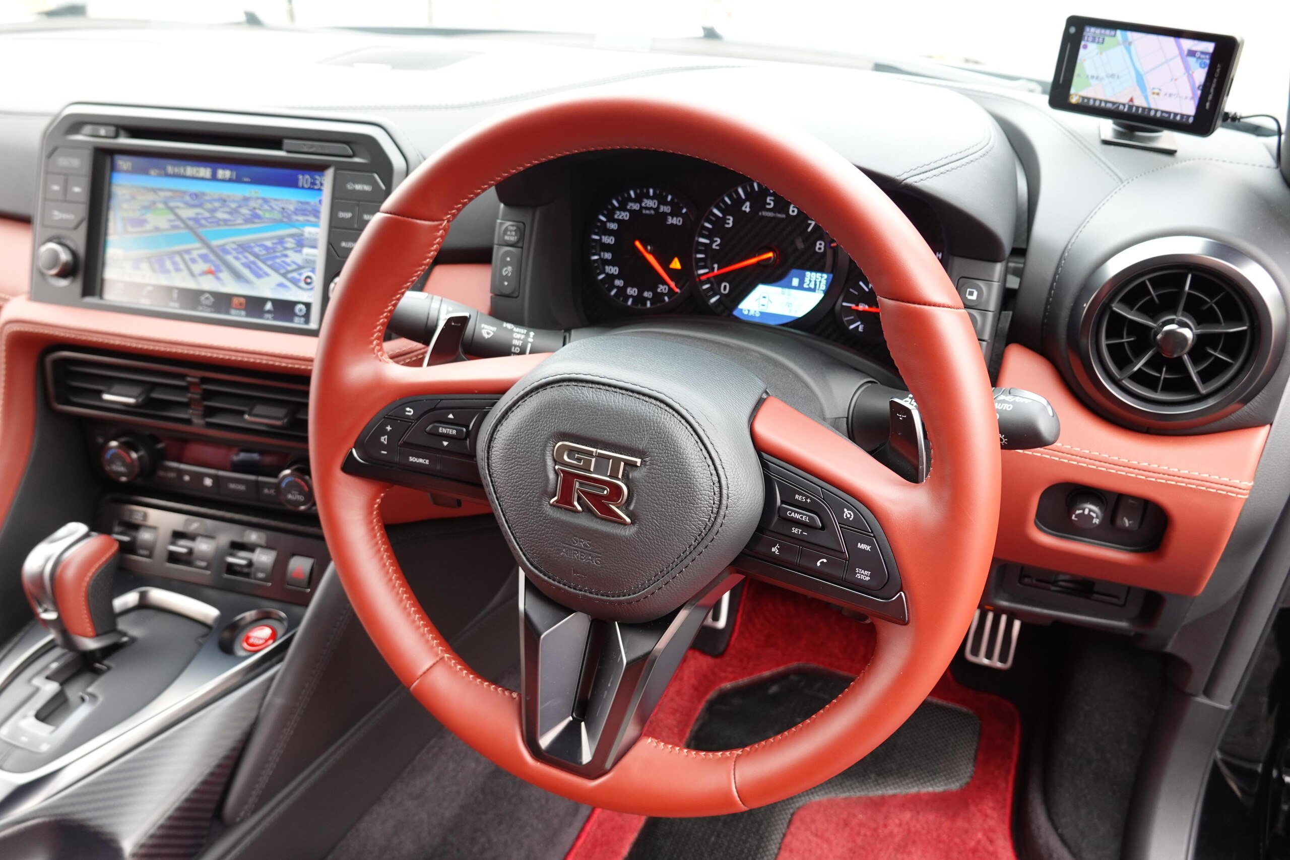 Nissan GT-R 3.8 Premium Edition AWD — photo 9