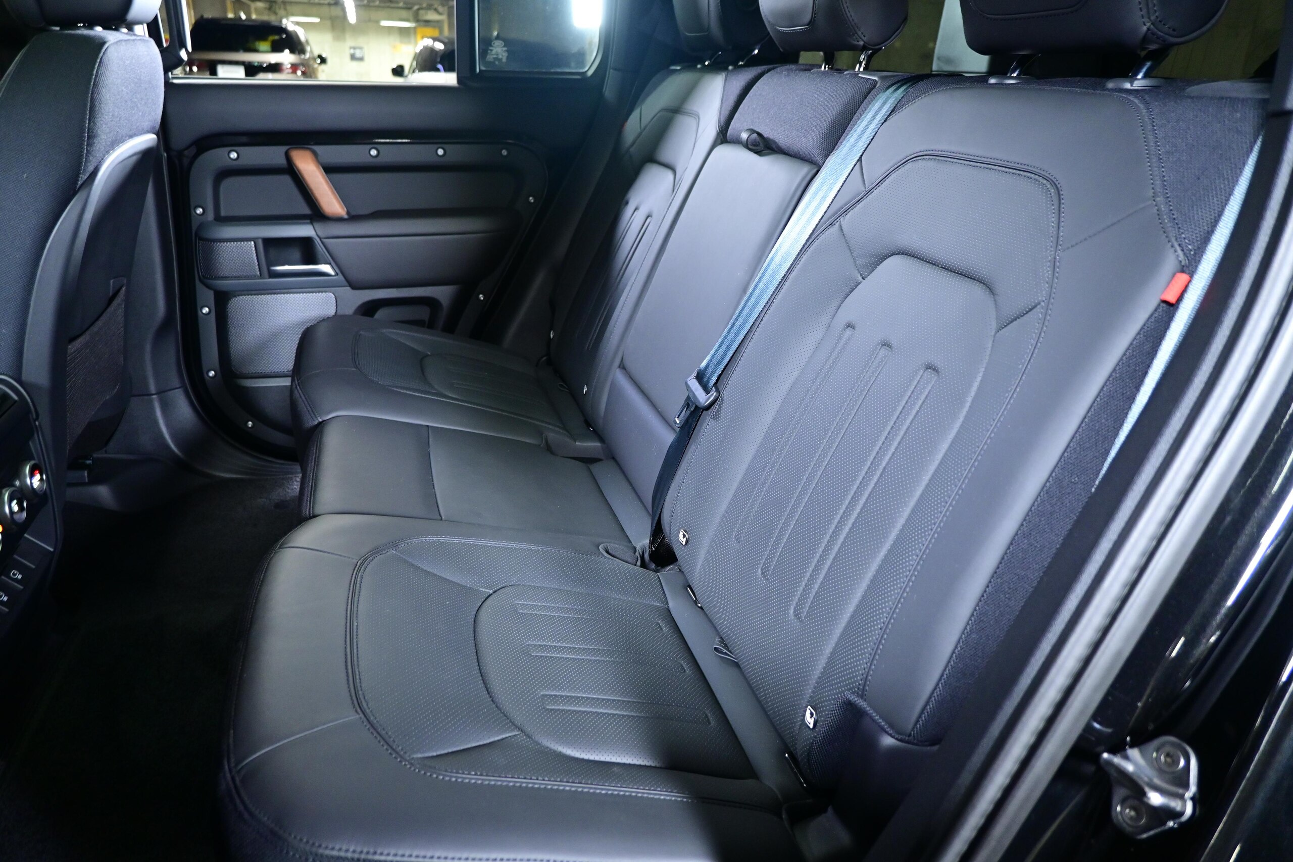 Land Rover Defender 110 X 3.0L D300 Diesel Turbo 4WD Black Pack SR Front Seat Heater & Cooler — photo 8