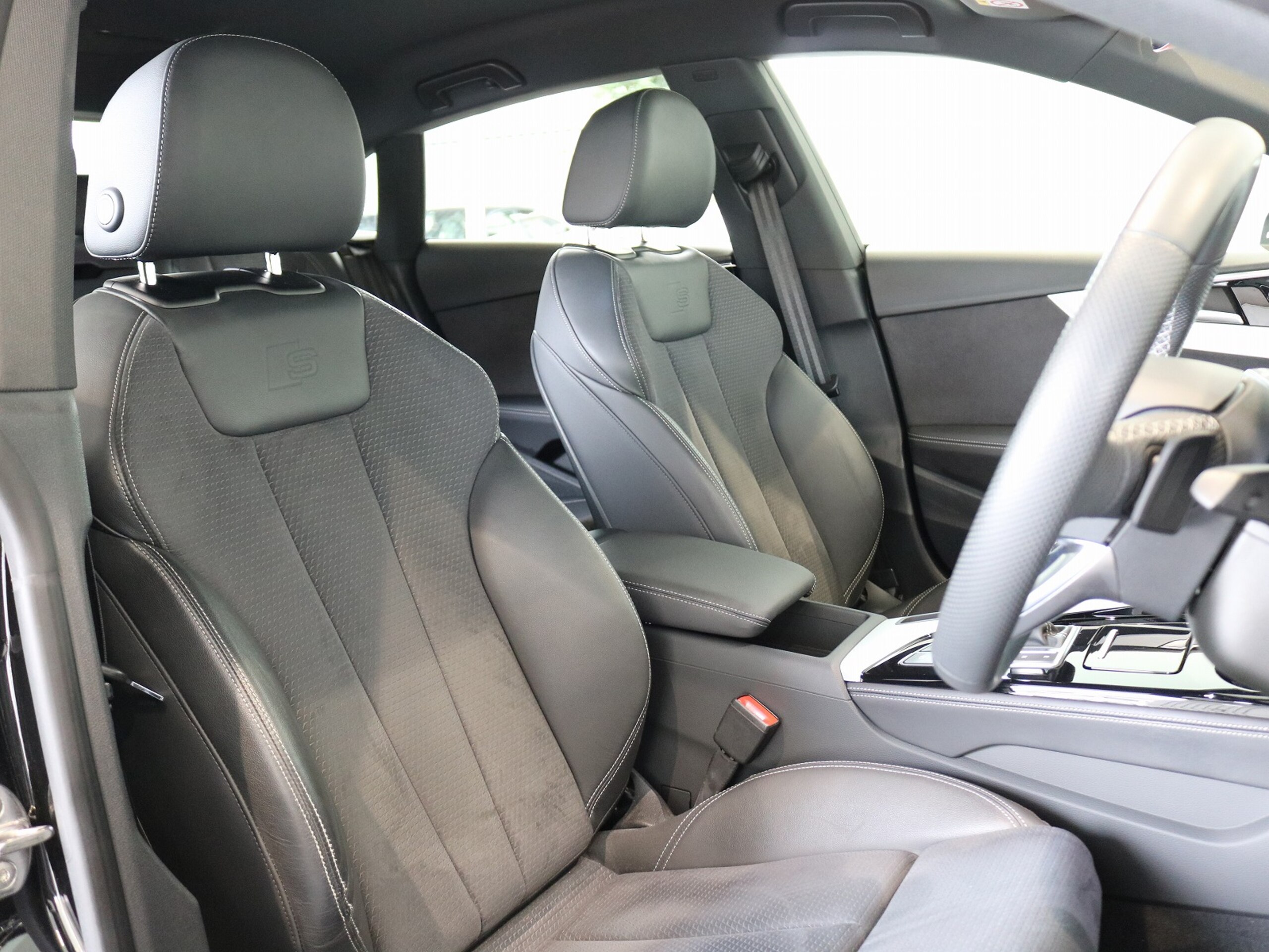 Audi A5 Sportback 45 TFSI Quattro S Line 4WD with Audi Laser Light Package, TV Tuner, Control Code, Comfort Package, Surround View Camera, Park Assist, Steering Heater, Privacy Glass, Wireless Charging (Mythos Black Metallic) — photo 7