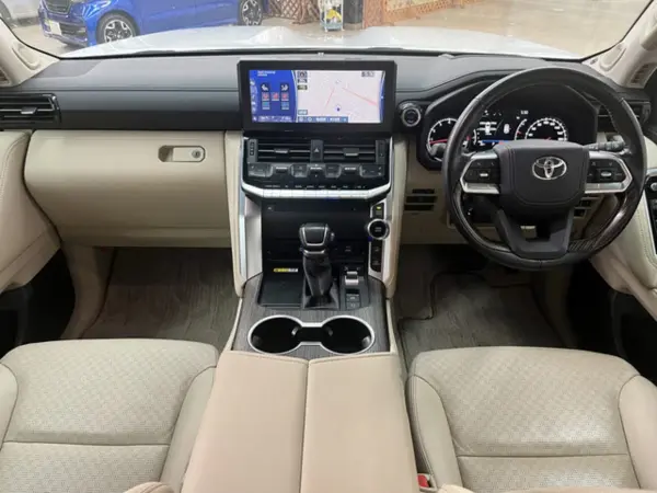 2023 Toyota Landrcuiser 300 — photo 3