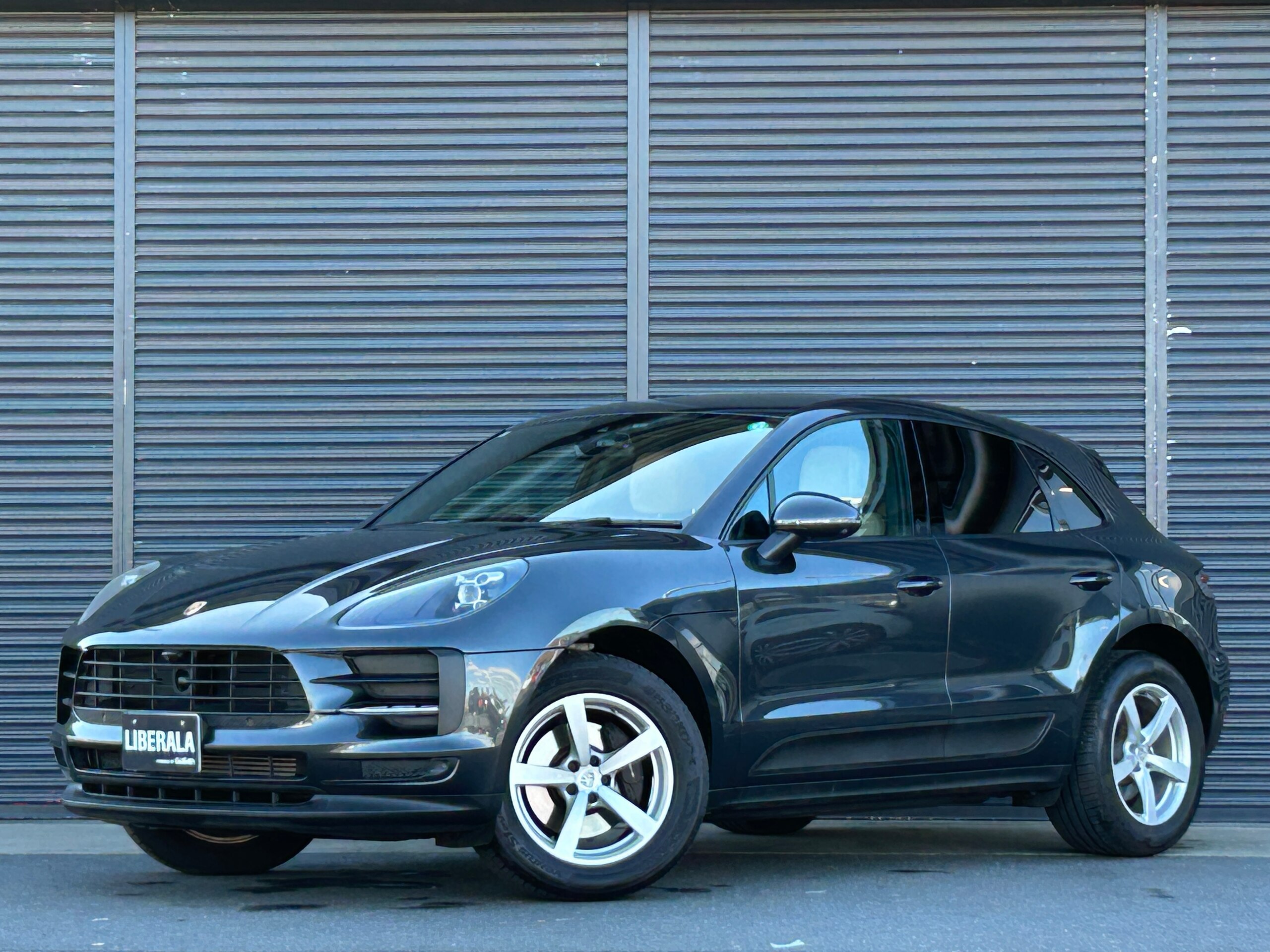 Porsche Macan PDK 4WD Late Model 1-Owner Volcano Grey Metallic — photo 8