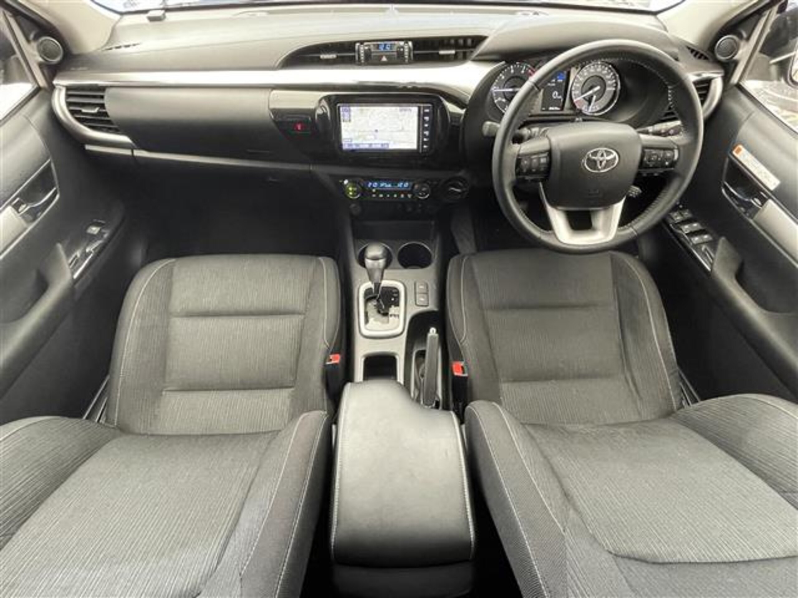 2022 Toyota Hilux — photo 2