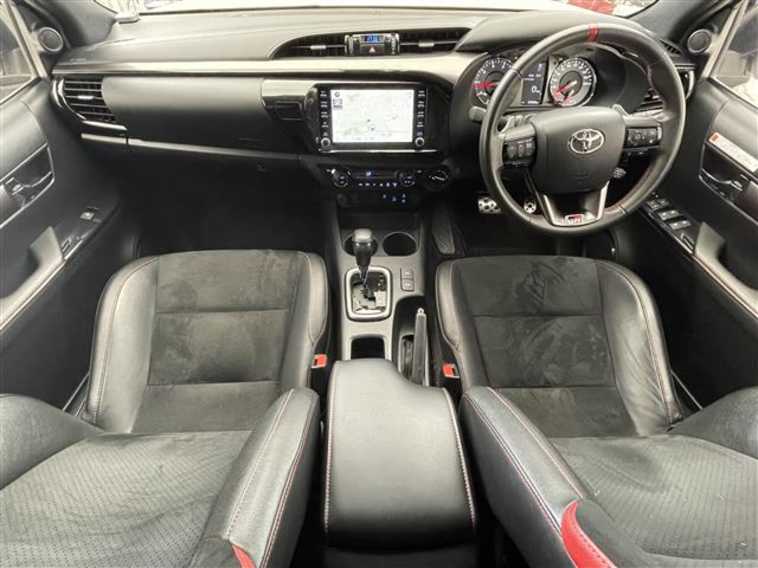 2023 Toyota Hilux — photo 2