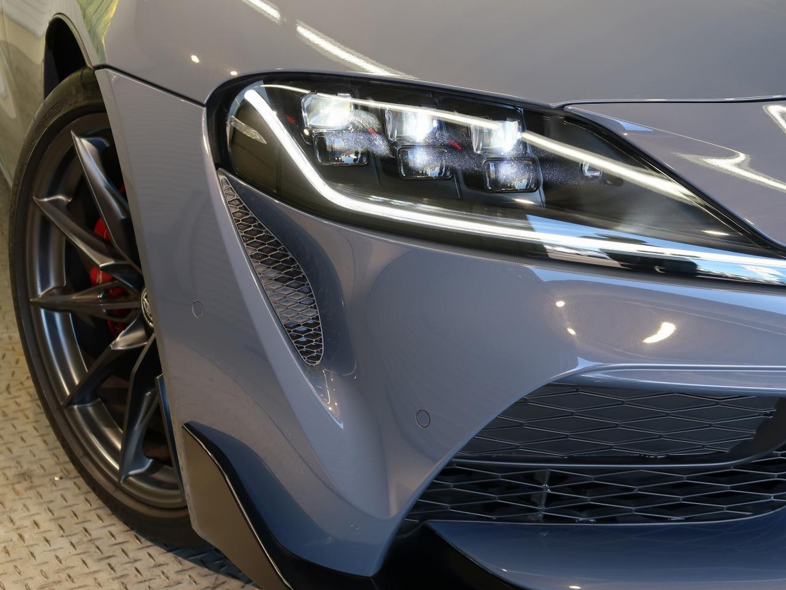 Toyota Supra 3.0 RZ 6MT Black/Red Two-Tone Alcantara Leather Seats Genuine 19-inch Alloy Wheels Brembo Calipers Factory HDD Navigation JBL Pre-Collision Lane Departure BSM AHB RCTA (Volcanic Ash Gray Metallic) — photo 8