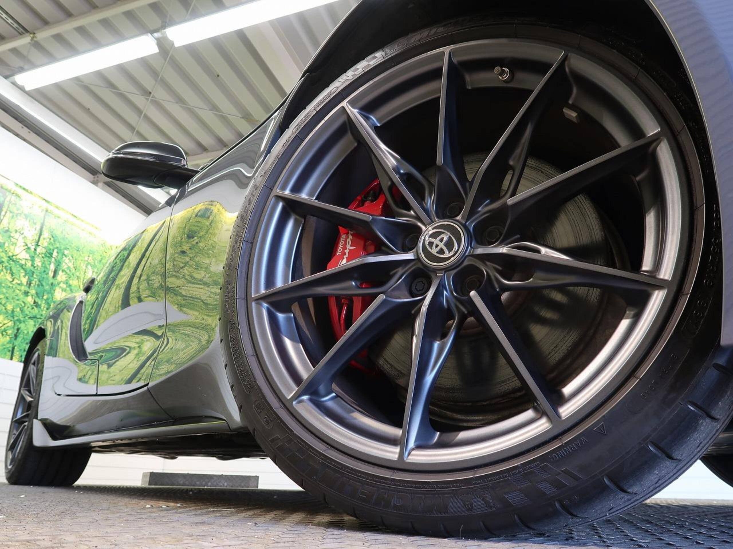 Toyota Supra 3.0 RZ 6MT Black/Red Two-Tone Alcantara Leather Seats Genuine 19-inch Alloy Wheels Brembo Calipers Factory HDD Navigation JBL Pre-Collision Lane Departure BSM AHB RCTA (Volcanic Ash Gray Metallic) — photo 9