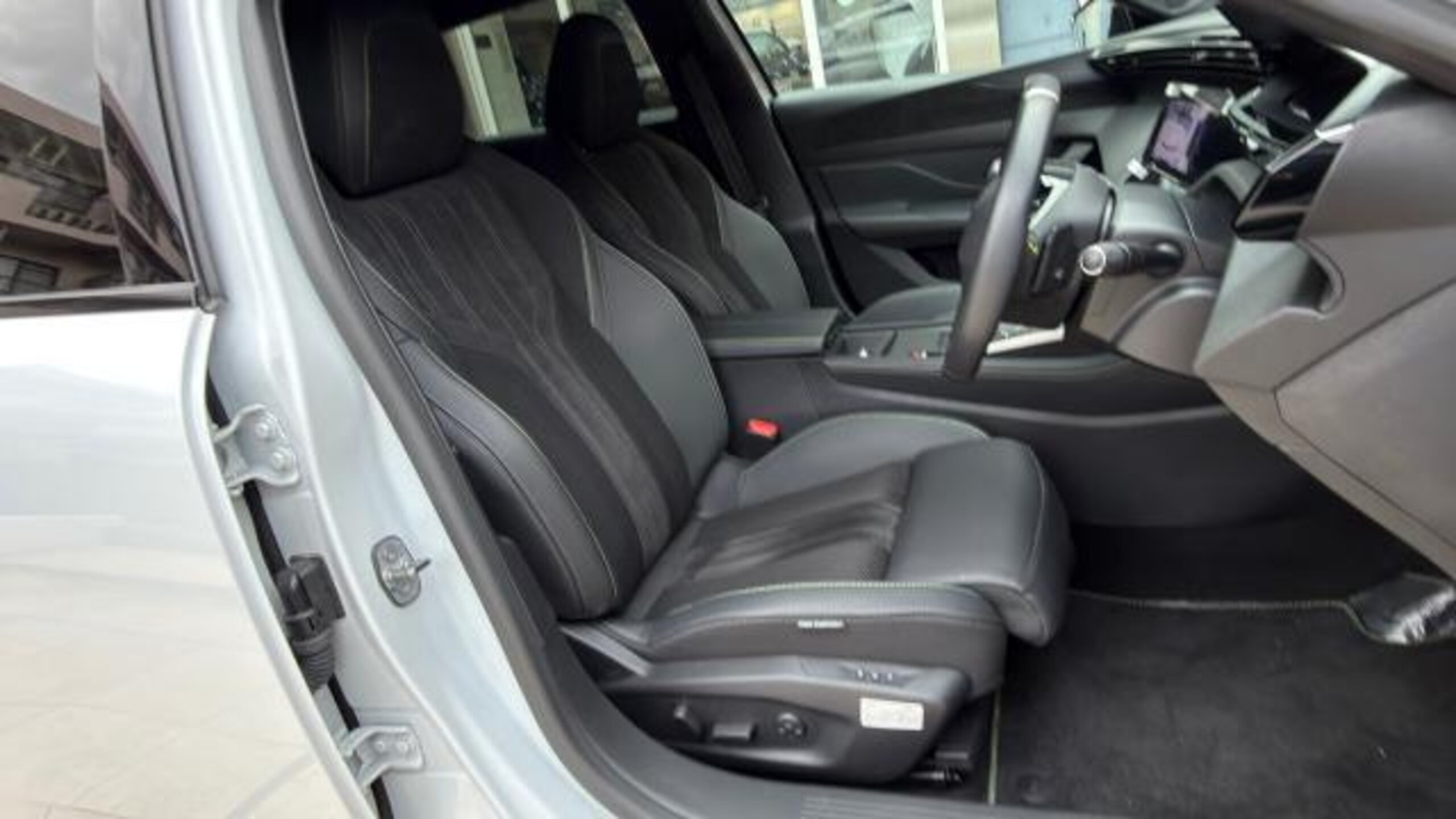 Peugeot 308 GT Hybrid Special Edition Limited 80 Units Plug-in Hybrid Model (Okenite White) — photo 7