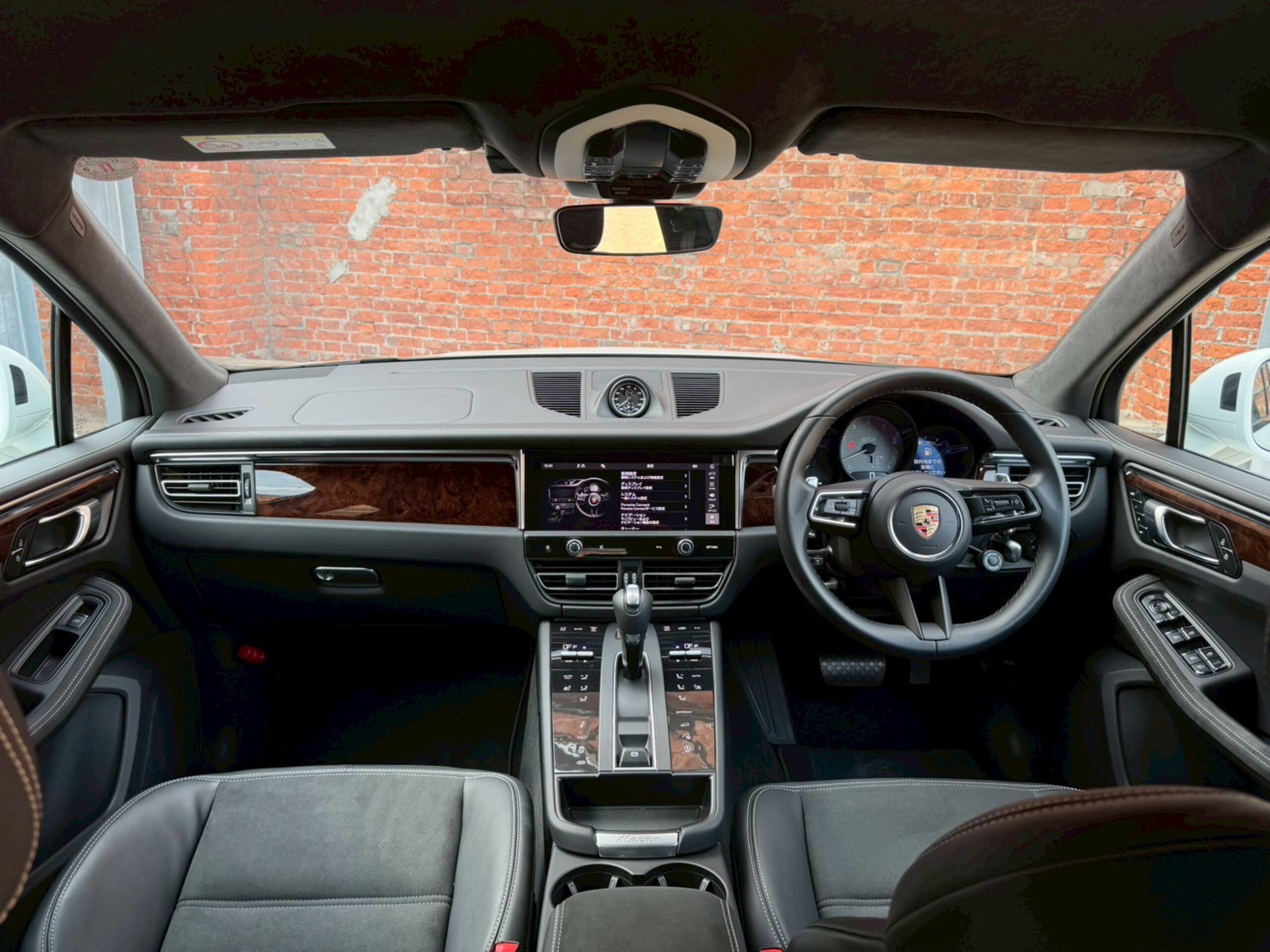 2023 Porsche Macan — photo 2