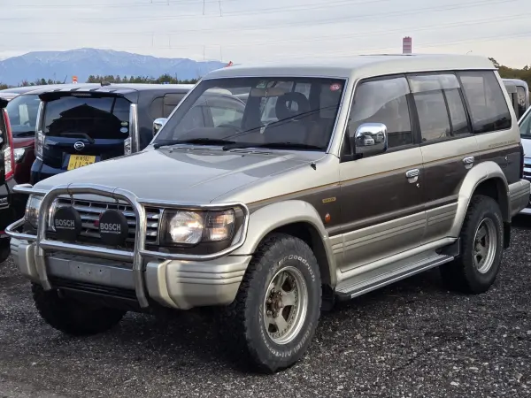 Mitsubishi Pajero 2.5 Mid Roof Wide Exceed Diesel Turbo 4WD Sunroof Intercooler Turbo (Gold Brown)