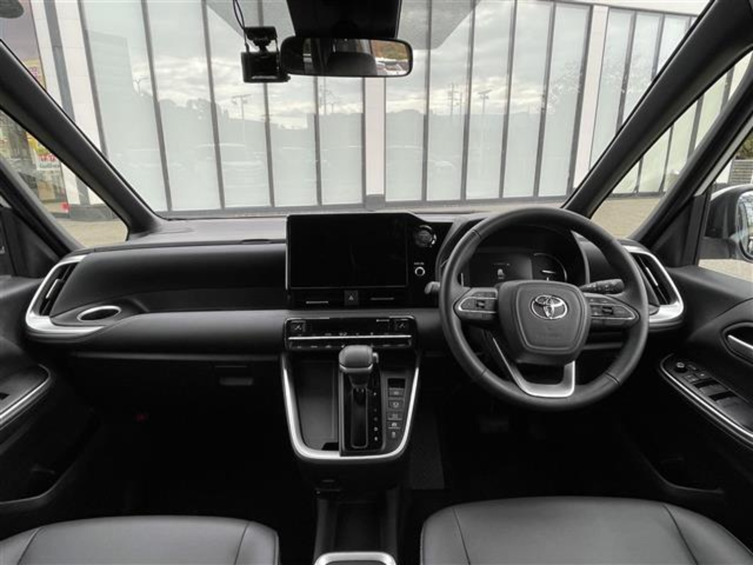 2024 Toyota Noah — photo 2