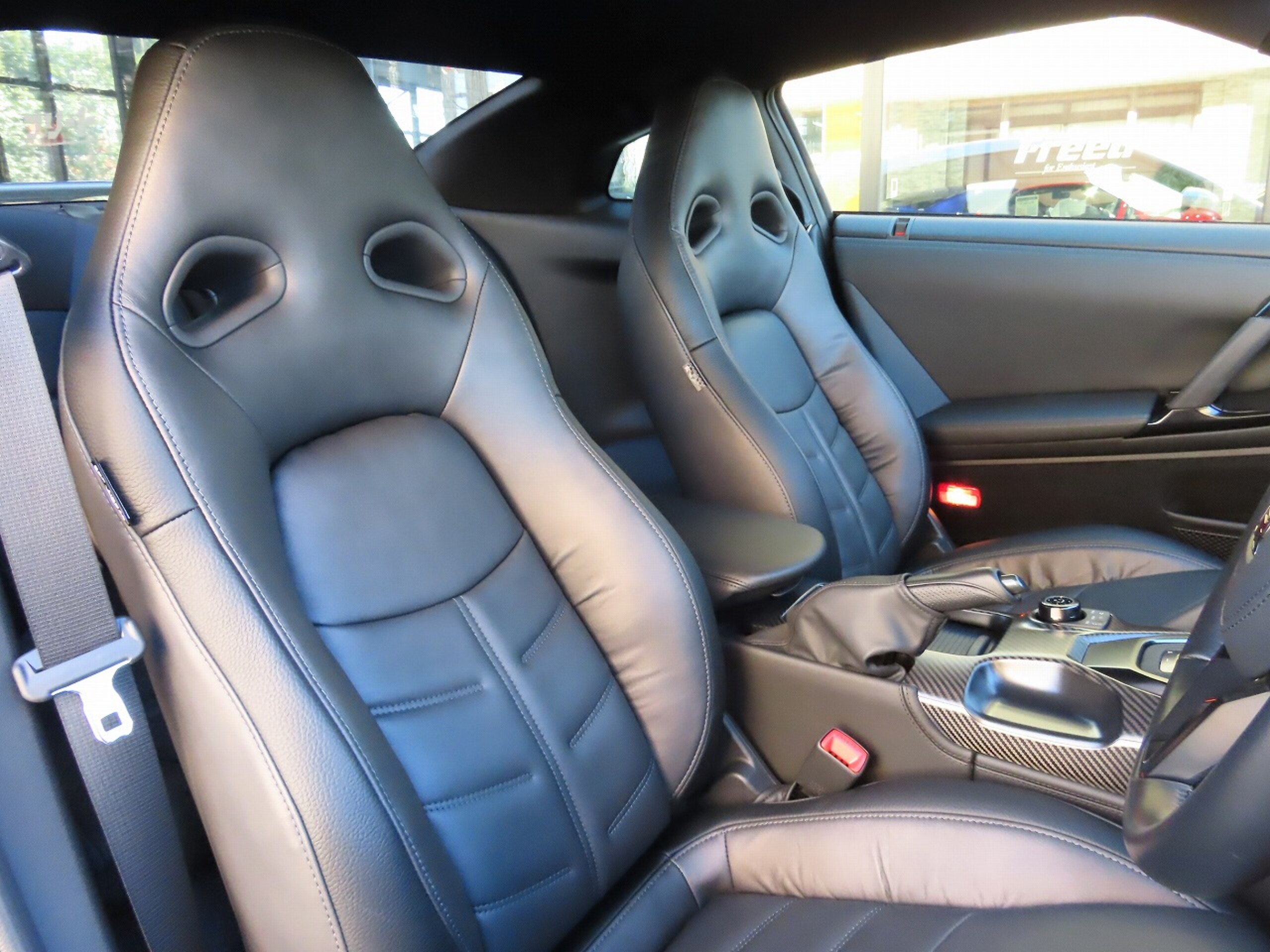 2023 Nissan Gt-r — photo 2