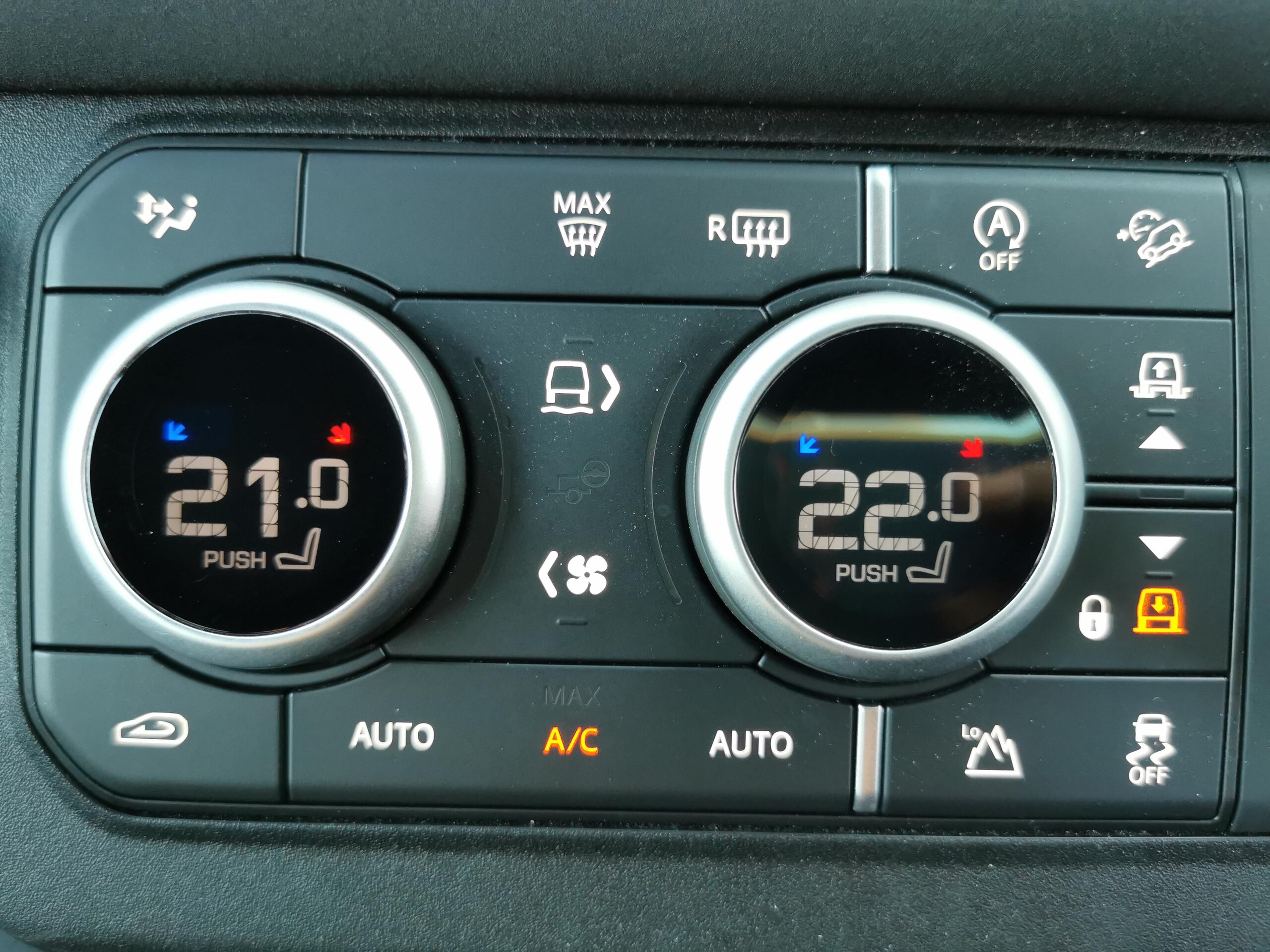 2023 Landrover Defender — photo 3