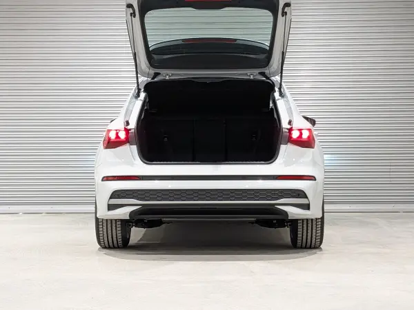 Audi A3 Sportback 30 TFSI Advanced Convenience & Assistance P Light Navigation (Glacier White Metallic) — photo 7