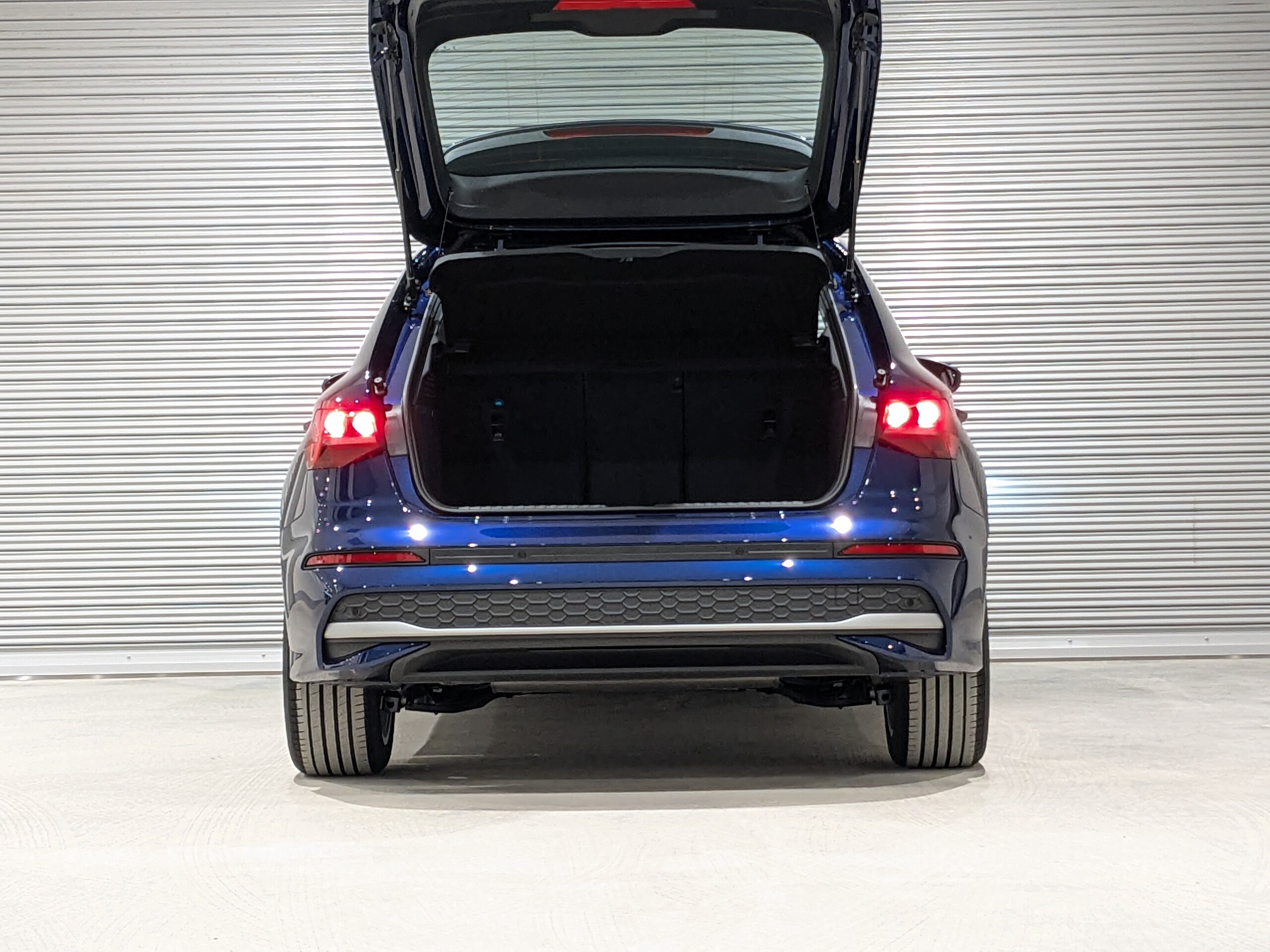 Audi A3 Sportback 30 TFSI Advanced Convenience & Assistance Package Light Navigation (Navarra Blue Metallic) — photo 7