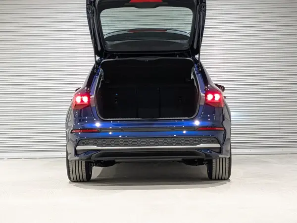 Audi A3 Sportback 30 TFSI Advanced Convenience & Assistance P Light Navigation (Navarra Blue Metallic) — photo 7