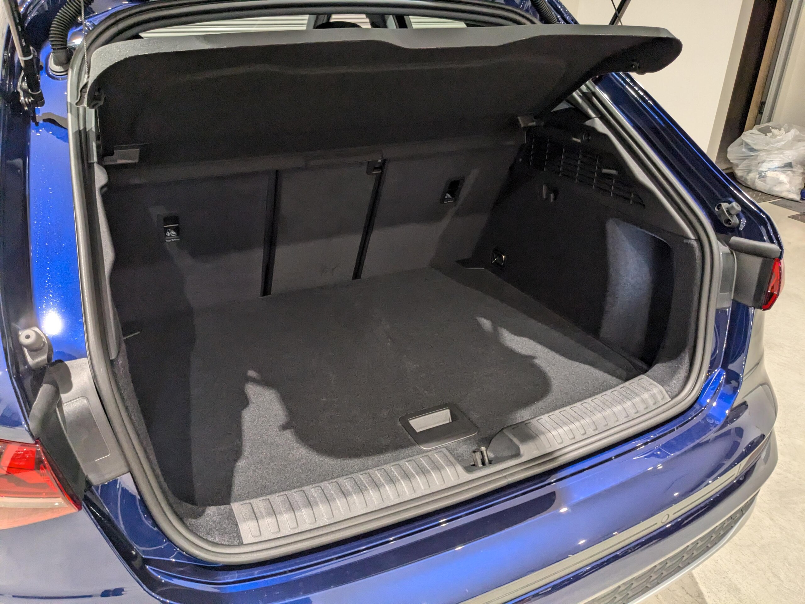 Audi A3 Sportback 30 TFSI Advanced Convenience & Assistance Package Light Navigation (Navarra Blue Metallic) — photo 8