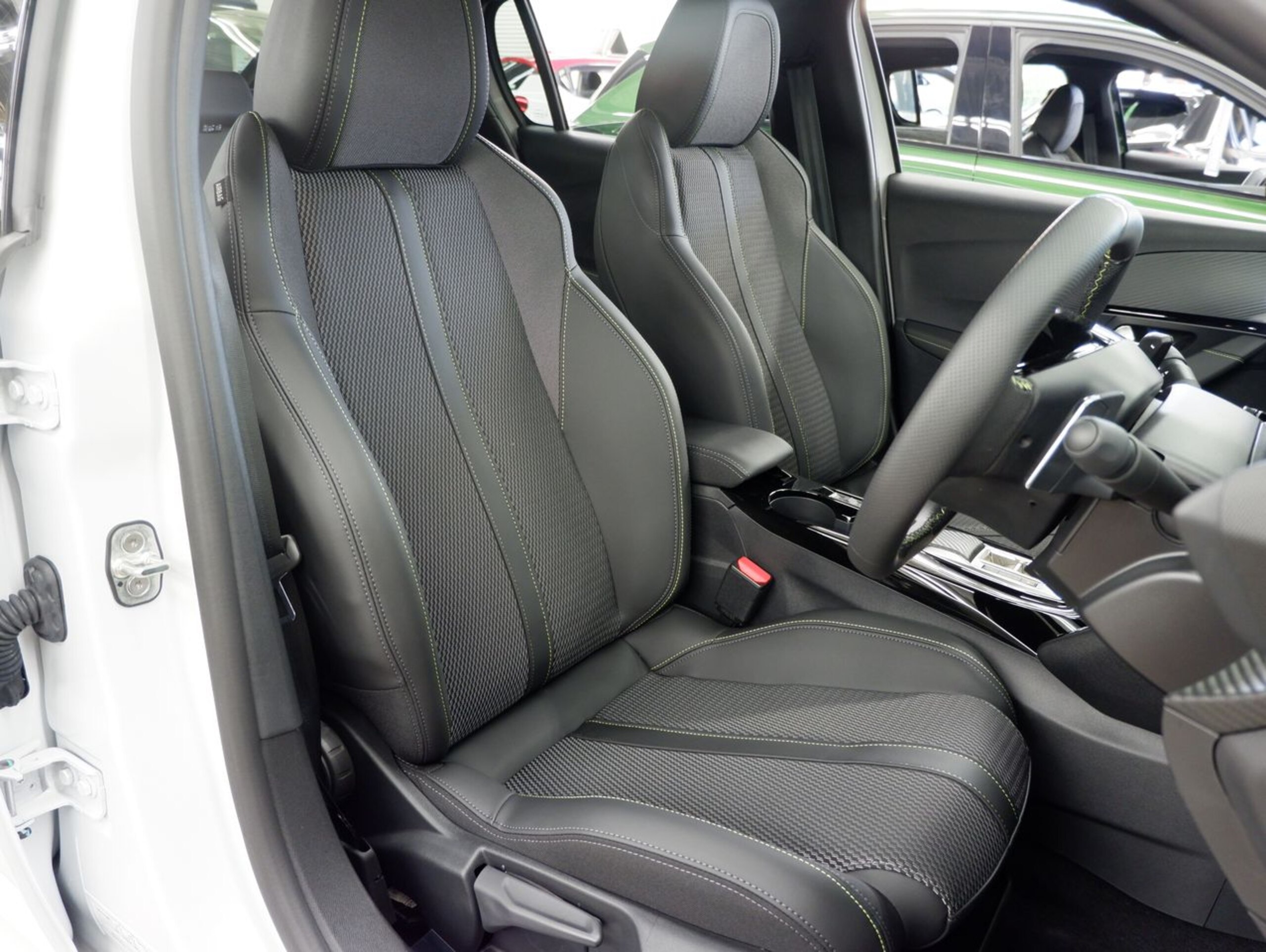 Peugeot 208 GT — photo 7