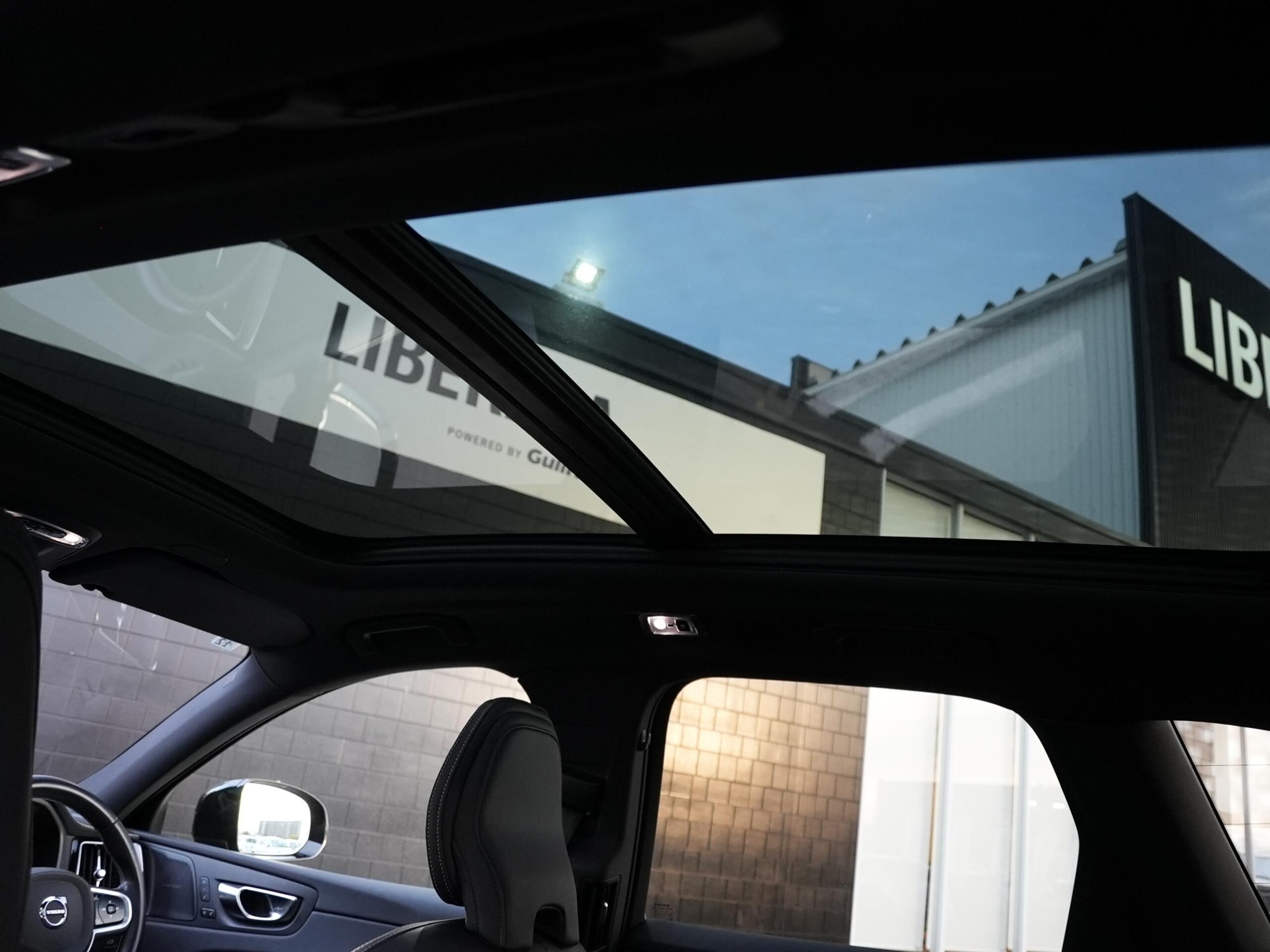 2021 Volvo Xc60 — photo 2