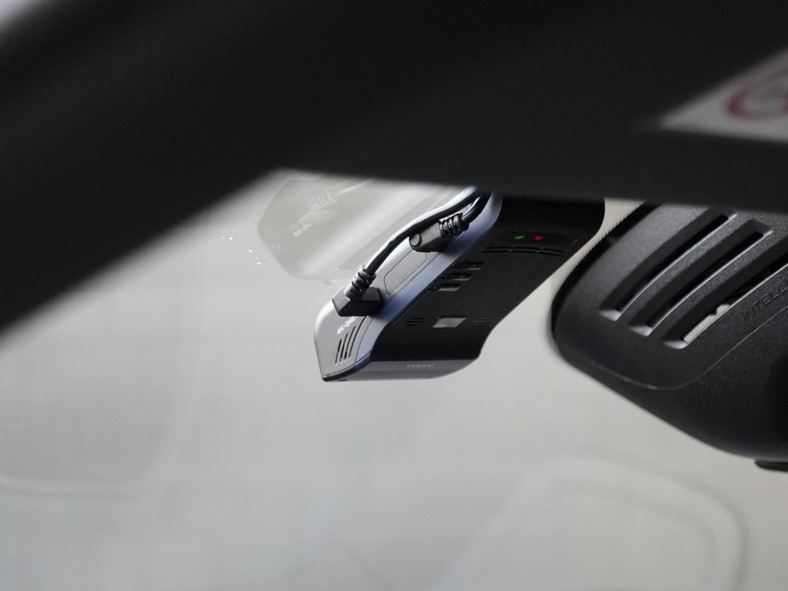 Volvo XC60 B6 AWD R-Design 4WD Panorama Sunroof Harman/Kardon Surround Intellisafe Brake ACC Lane Keep BLIS Half Leather Seat Seat Heater Steering Heater HUD 360 Camera Wireless Charging (Onyx Black Metallic) — photo 7