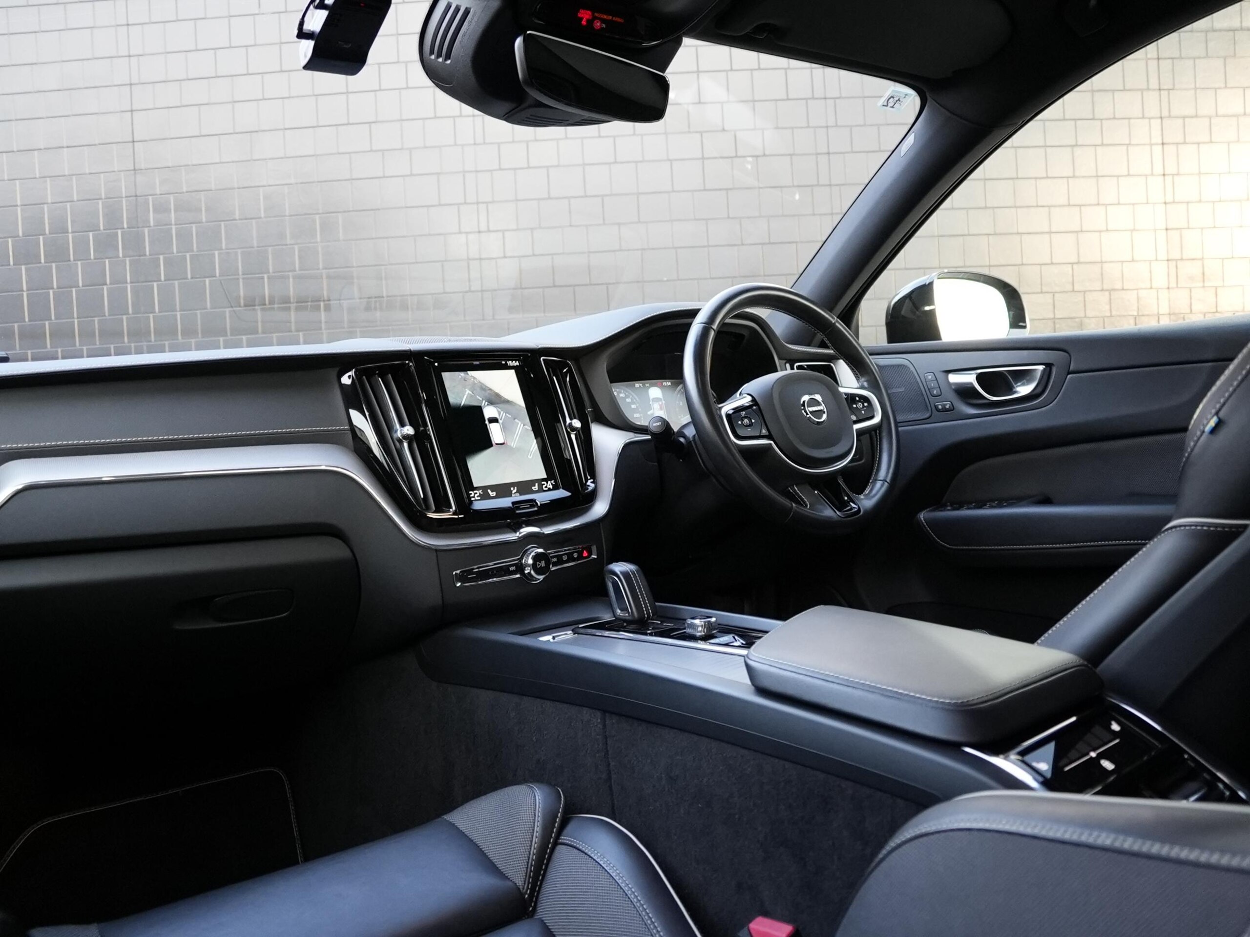 Volvo XC60 B6 AWD R-Design 4WD Panorama Sunroof Harman/Kardon Surround Intellisafe Brake ACC Lane Keep BLIS Half Leather Seat Seat Heater Steering Heater HUD 360 Camera Wireless Charging (Onyx Black Metallic) — photo 9