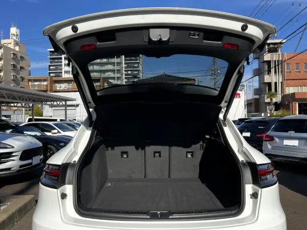 Porsche Macan PDK 4WD Leather Package Lane Change Assist Ventilated Seats Front/Rear Seat Heaters PDLS+ LED Headlights Adaptive Cruise Surround View LKA Power Tailgate (White) — photo 7