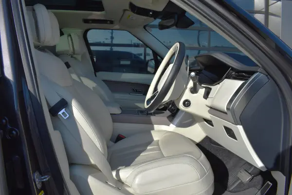 Land Rover Range Rover Autobiography 3.0L D300 Standard Wheelbase Diesel Turbo 4WD Meridian 3D Surround Sound System 23-inch Style 1075 (Gloss Black) Shadow Pack Fixed Panoramic Roof Household Power Socket Contrast Roof (Black) SV Bespoke Panel (Charant Grey Premium Metallic) — photo 7