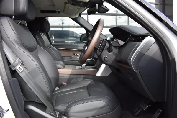 Land Rover Range Rover Autobiography 3.0L D300 Standard Wheelbase Diesel Turbo 4WD Our Demo Car 23-inch Gloss Dark Grey Diamond Cut AW Front Center Console Rapid Cool Box Black Contrast Roof 24-Way Power Front Seat Rear Executive Class Seat (Fuji White) — photo 7