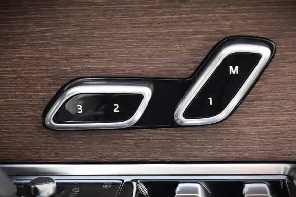 Land Rover Range Rover Autobiography 3.0L D300 Standard Wheelbase Diesel Turbo 4WD Our Demo Car 23-inch Gloss Dark Grey Diamond Cut AW Front Center Console Rapid Cool Box Black Contrast Roof 24-Way Power Front Seat Rear Executive Class Seat (Fuji White) — photo 8