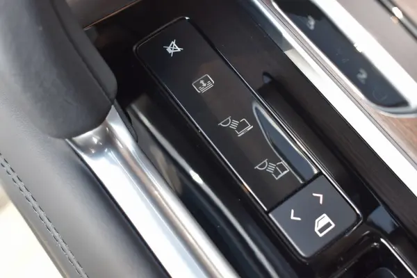 Land Rover Range Rover Autobiography 3.0L D300 Standard Wheelbase Diesel Turbo 4WD Our Demo Car 23-inch Gloss Dark Grey Diamond Cut AW Front Center Console Rapid Cool Box Black Contrast Roof 24-Way Power Front Seat Rear Executive Class Seat (Fuji White) — photo 9