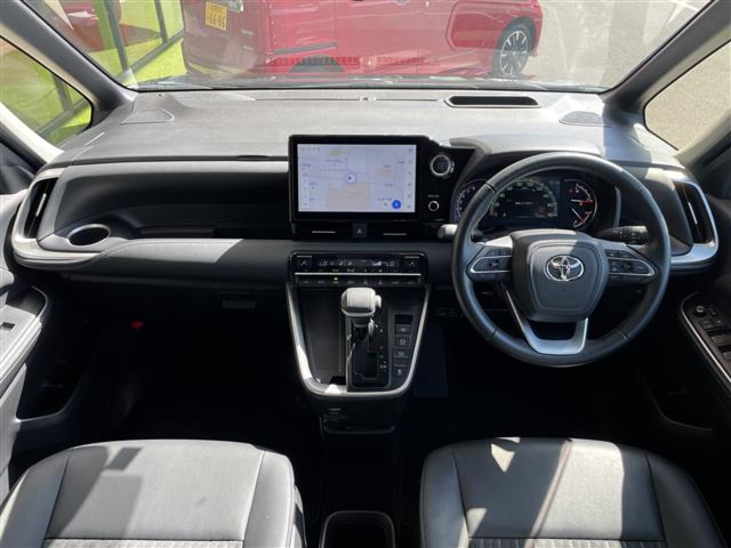 2022 Toyota Noah — photo 2