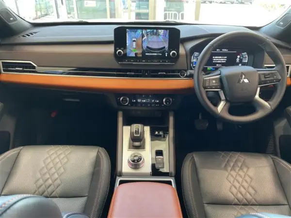 2022 Mitsubishi Outlander — photo 2