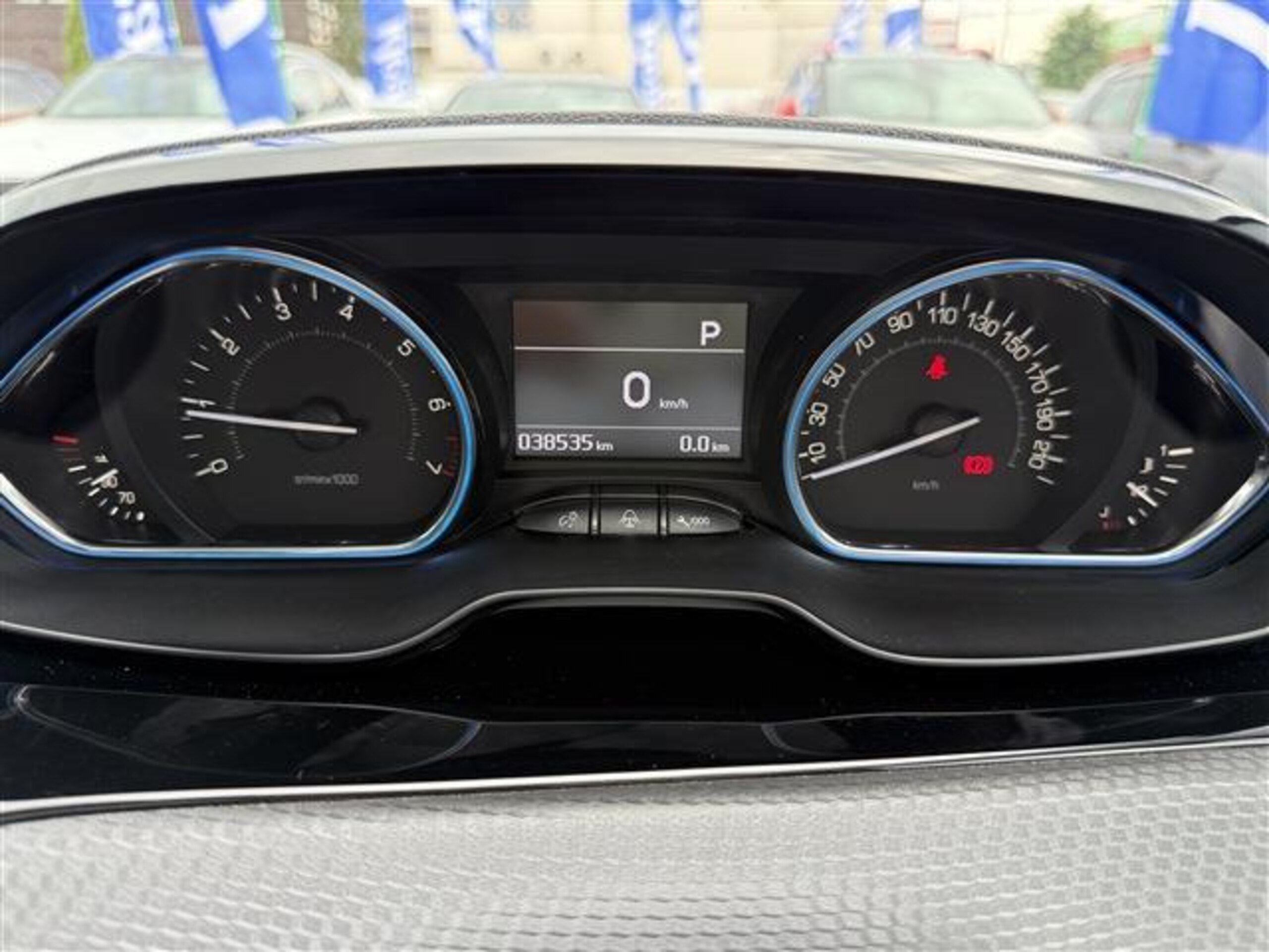 Peugeot 2008 Cross City — photo 9