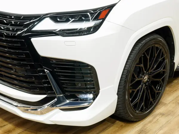 Lexus LX600 4WD Universal Design 24-inch Wheels / One Owner / Non-Smoking / Indoor Storage / Mark Levinson / R-Enter / Modellista Aero & Step / Black Grille / Panoramic View Camera / Wireless Charging / Black Genuine Leather / SR / Digital Mirror / Power Back Door / ETC (Sonic Quartz) — photo 8